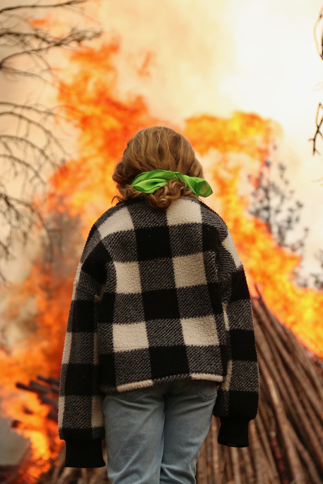 A community member watches from just feet away as a machine pile burns at full intensity. Photo: Hilary Hattie Waters / Yahïla Foto.